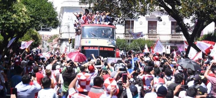La delegación de Independiente fue trasladad en bus turístico. Foto: APG Noticias