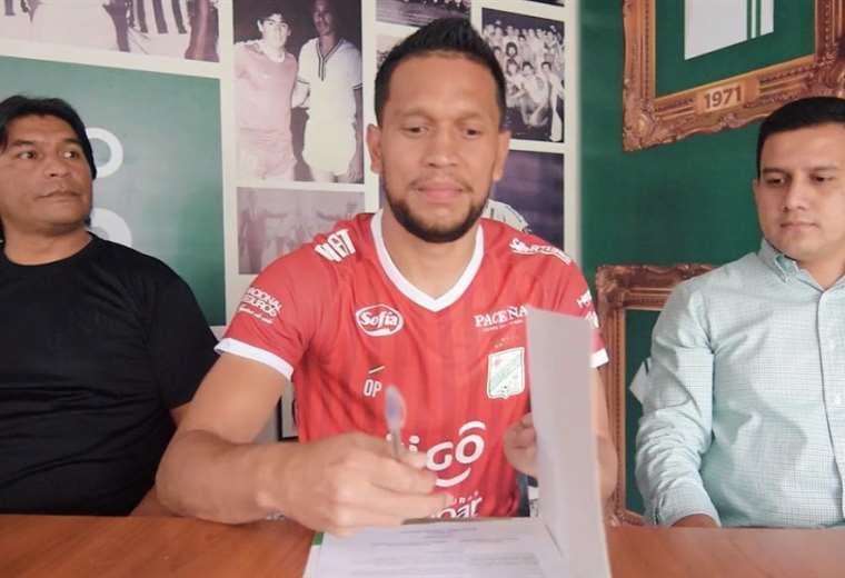 Quiñónez poniendo la firma en su nuevo contrato. Foto: Captura de Pantalla