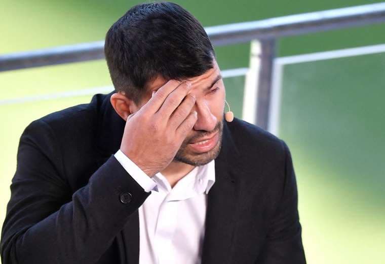 Agüero dejó caer algunas lágrimas durante el anuncio. Foto: AFP