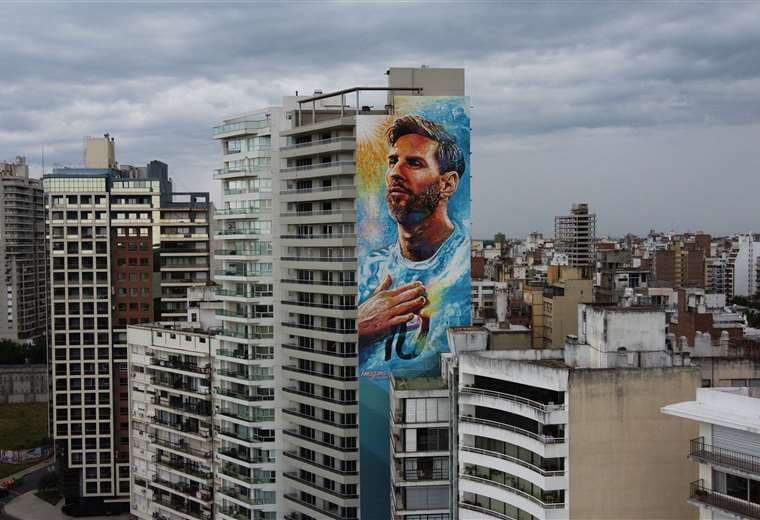 Un mural con la imagen de Messi en un edificio de Rosario. Foto: AFP
