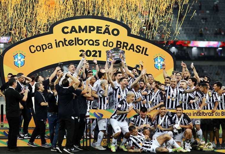 El festejo de Atlético Mineiro con el trofeo de la Copa do Brasil. Foto: AFP