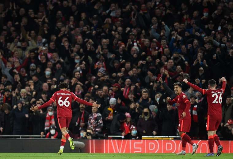 Alexander-Arnold festeja su gol ante la hinchada de Liverpool. Foto: AFP