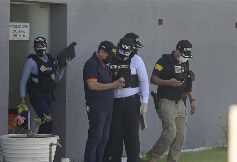 Los agentes de la Felcc allanaron la vivienda del Urubó/ Foto Enrique Canedo