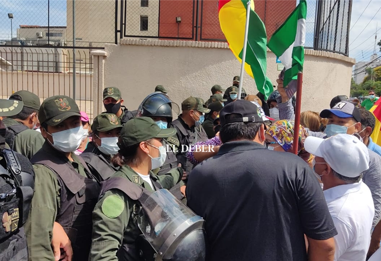 Policías resguarda las instalaciones de Cadepia. Foto. Juan Carlos Torrejón 