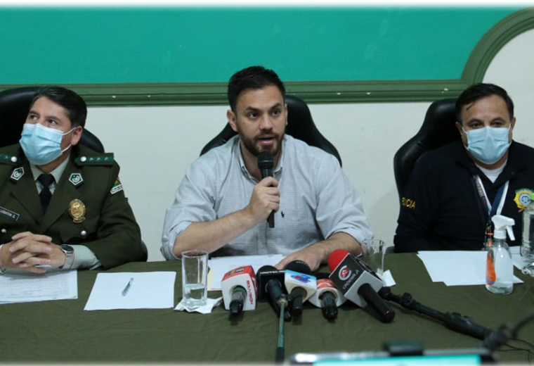 El ministro de Gobierno Eduardo del Castillo (centro) confirmó los delitos del militar 