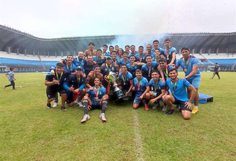 Los campeones del Sub-20 celebran con el trofeo en el Bicentenario. Foto: FBF