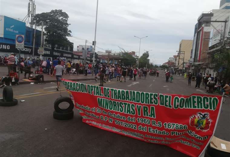 Gremiales bloquean la avenida Grigotá y protestan contra el municipio. Foto: J. Delgadillo