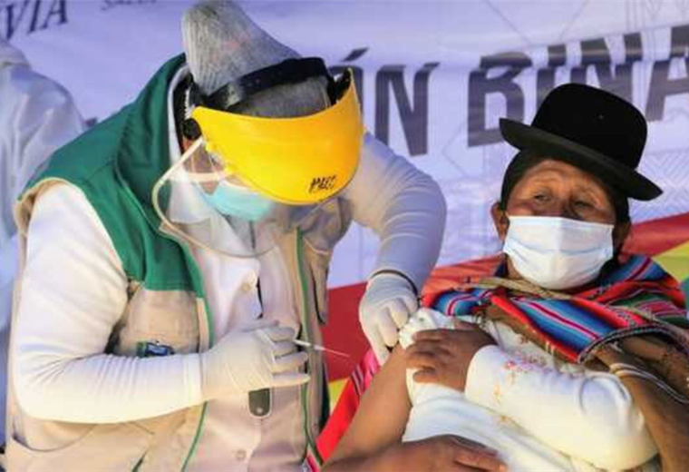 Bolivia también aplica tercera dosis a los que completaron el esquema de enero a junio 