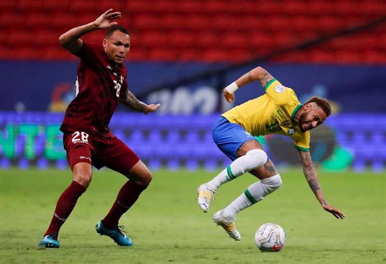 Martínez en un duelo con Neymar en la Copa América 2021. Foto: Internet