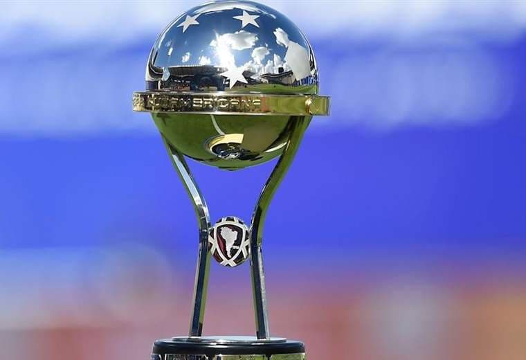 El trofeo de la Copa Sudmericana. Foto: internet