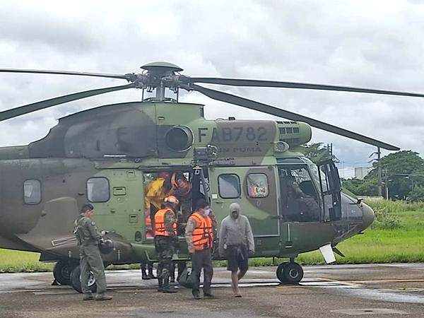 En un helicóptero rescataron a los afectados. Foto. ABI 
