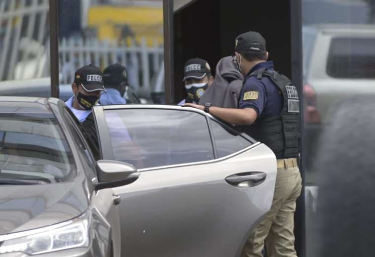 Cedeño fue escoltado por efectivos policiales hasta el Palacio de Justicia. Foto: E. Canedo