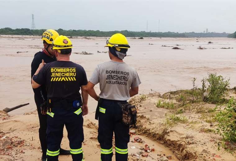 Grupos de rescate rastrean canales y ríos para hallar a menores. Foto: JC Torrejón