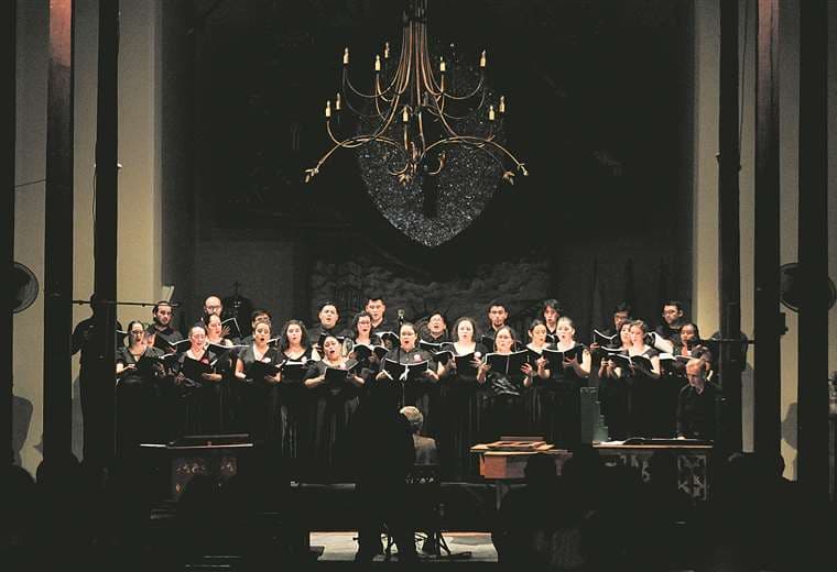 El coro y la orquesta en un recital