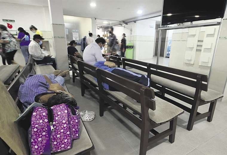 Los pacientes oncológicos deben dormir en las bancas | Foto: EL DEBER