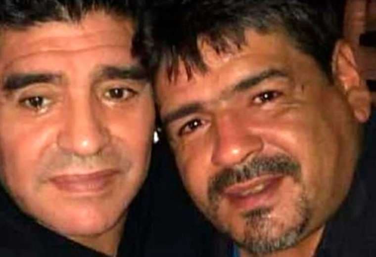 Hugo Maradona (dcha.) junto a Diego que falleció el año pasado. Foto: Internet