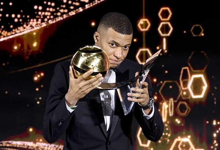 Mbappe recibió este lunes un premio en los Globe Soccer Awards. Foto: AFP
