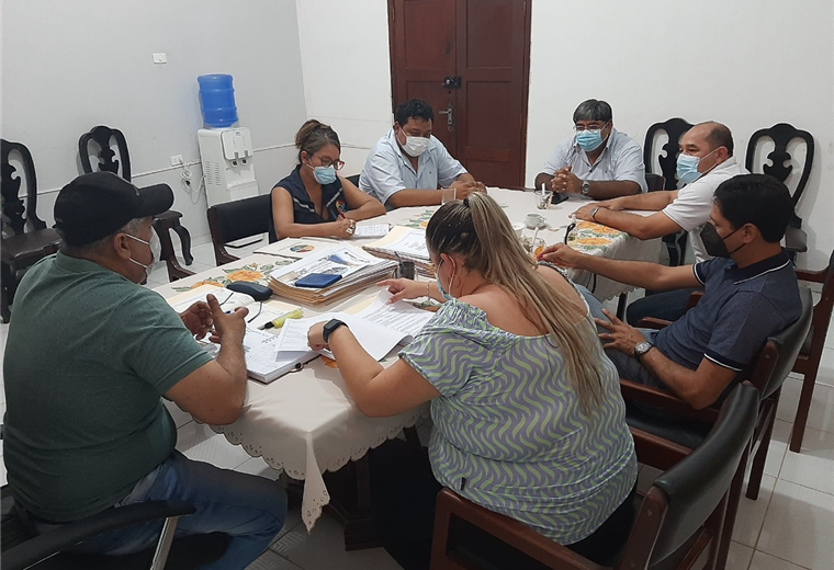  Autoridades de Puerto Suárez se reunieron para coordinar la llagada de medicina. 