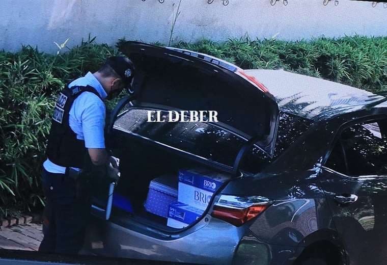 Los policías secuestraron documentos del inmueble allanado/Foto Juan Carlos Torrejón 