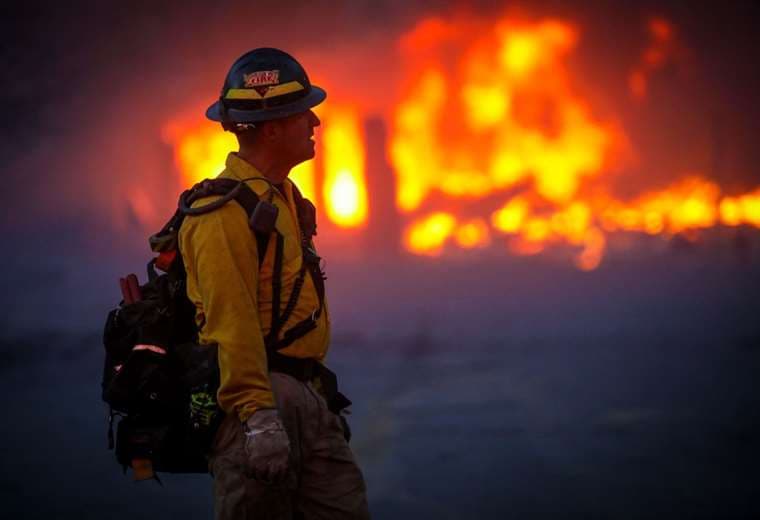 Bombero combate el fuego en Colorado /Foto: AFP