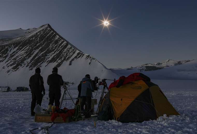 Eclipse solar total oscurece el día eterno del verano austral en la Antártida. Foto AFP 