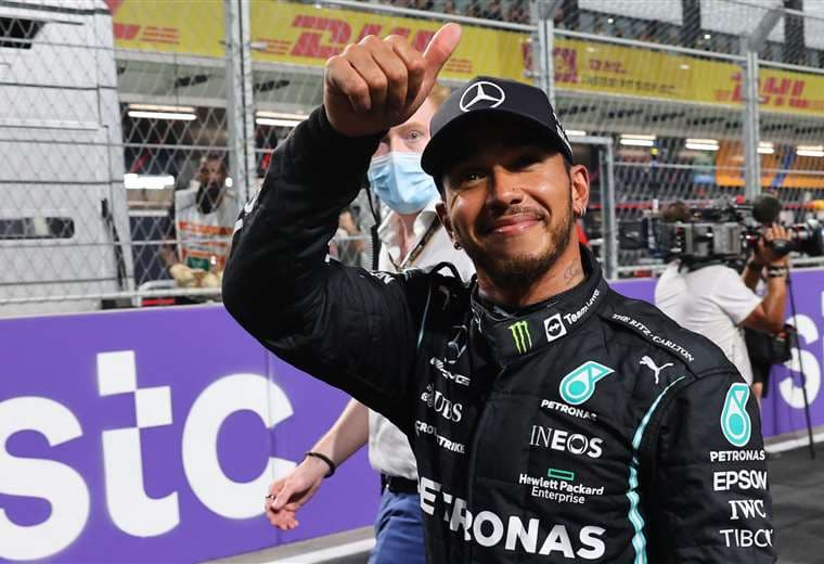 El saludo de Hamilton a sus seguidores en el GP de Arabia. Foto. AFP