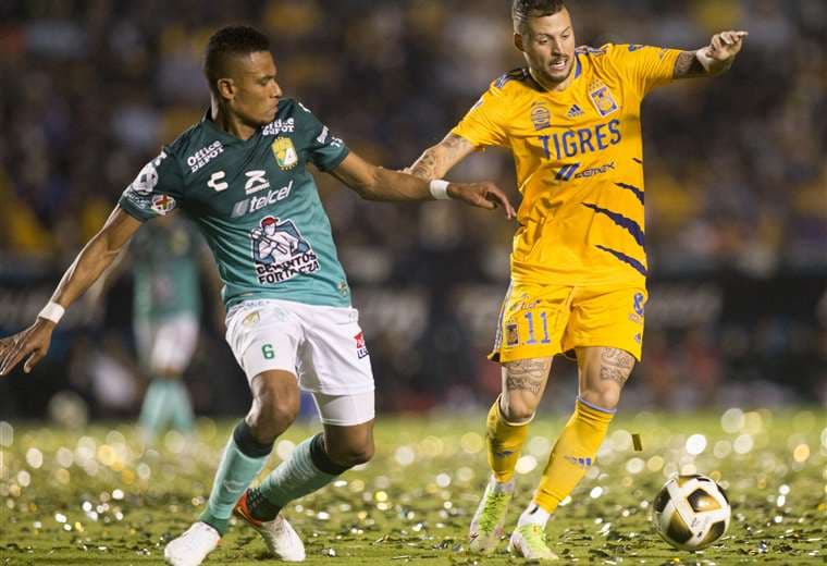 Tesillo (izq) marca a López, de Tigre, en un partido de la Liga mexicana. Foto. AFP