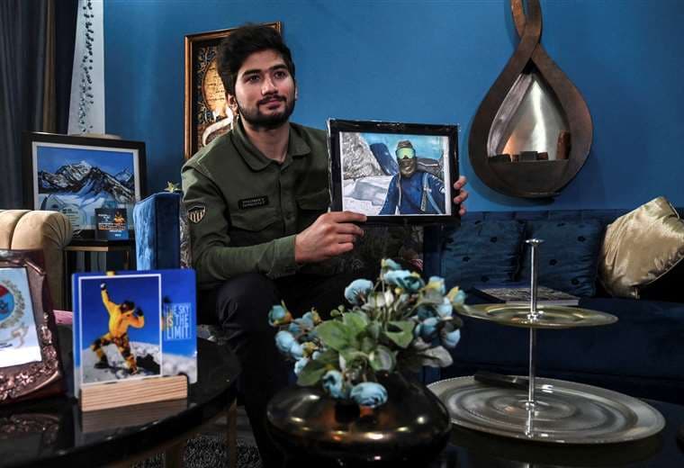 Shehroze Kashif muestra la foto de su logro. Foto: AFP