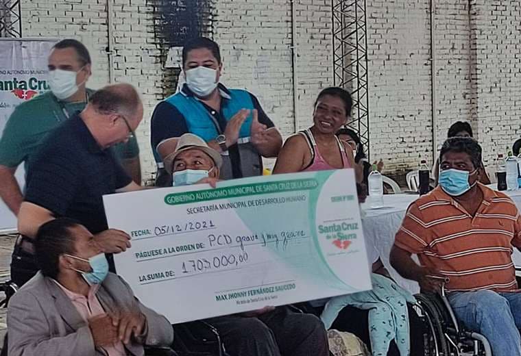 Alcaldía entrega el cheque a discapacitados. Foto: JC Torrejón