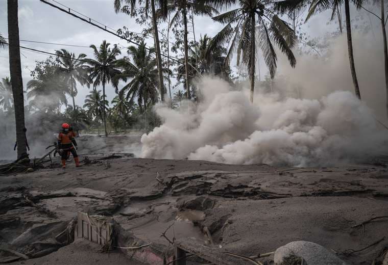 Erupción de volcán en Indonesia causa 13 muertos. Foto AFP 