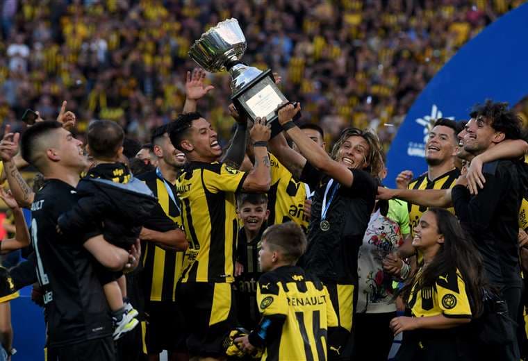 La celebración de Peñarol con el trofeo de campeón. Foto: AFP