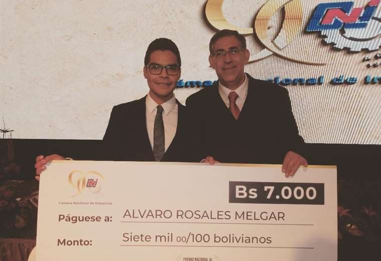 Rosales (izquierda) recibe el cheque del presidente de la CNI, Ibo Blazicevic