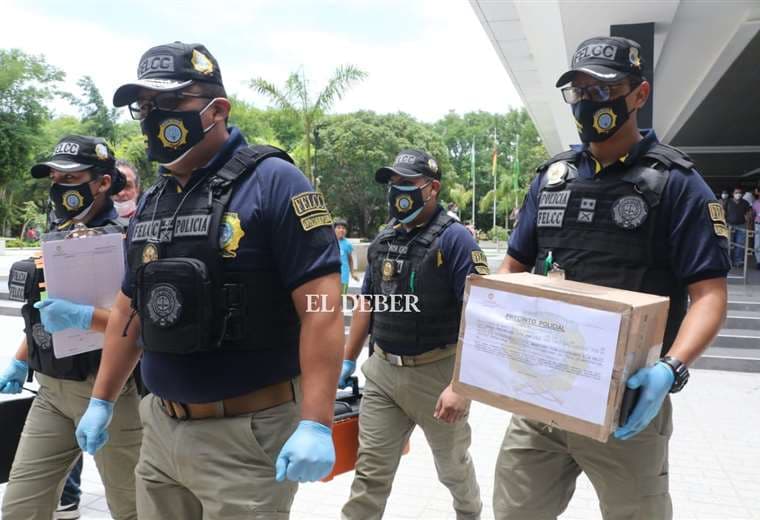 Fiscales y policías secuestran documentos de Recursos Humanos/Foto: Juan Carlos Torrejón