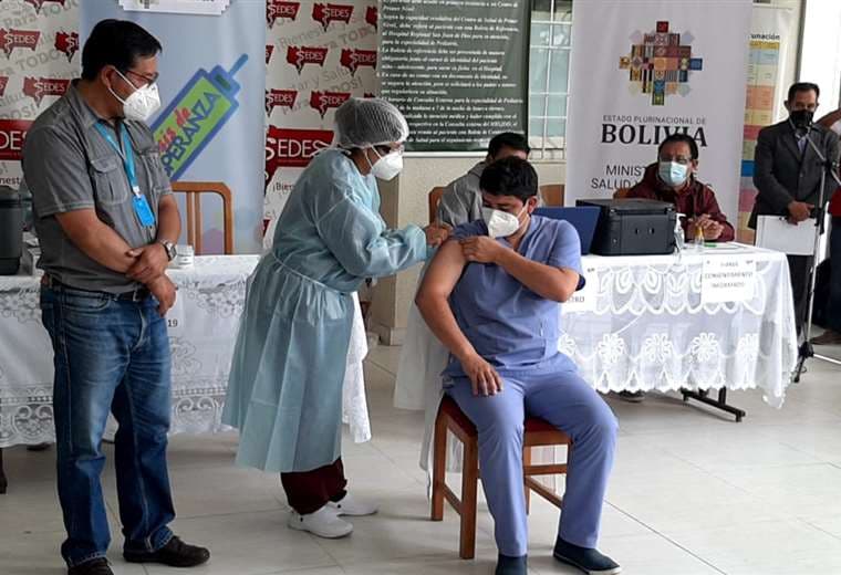 El médico Rafael Altamirano recibe la dosis contra el covid-19 en Tarija