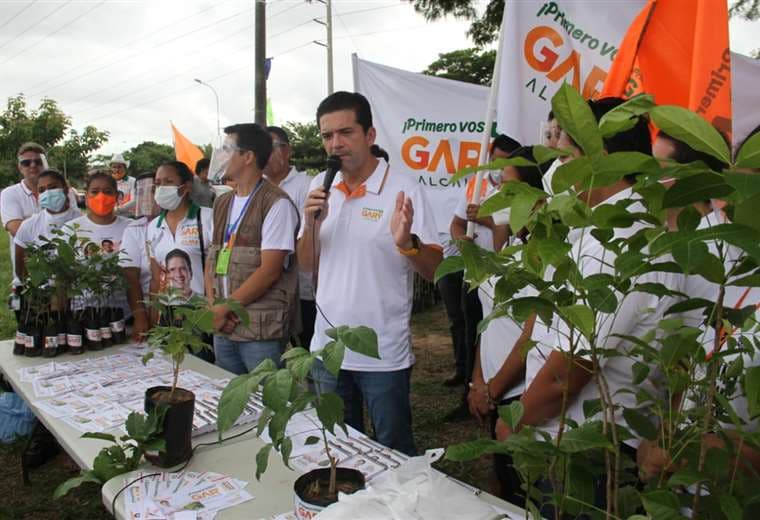 Gary Áñez incentiva la plantación de árboles. Foto: Juan Cárlos Torrejón