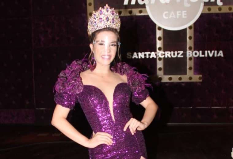 Iciar Díaz Camacho luego de recibir su corona de reina del Carnaval cruceño solidario 2021
