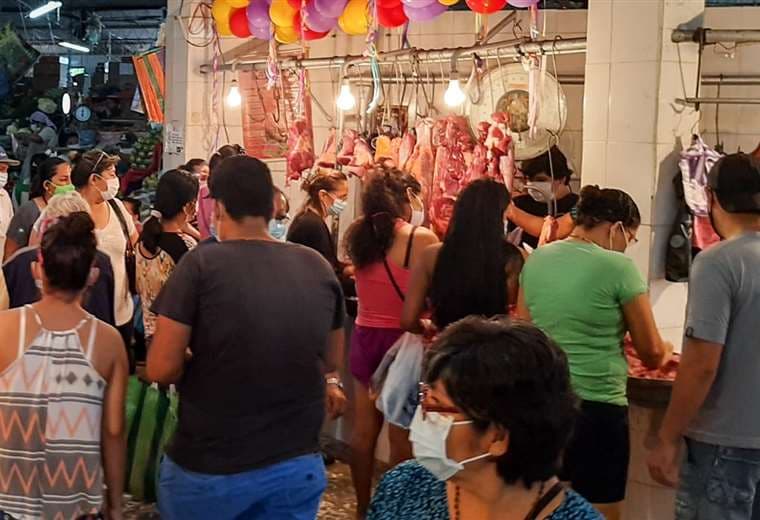 Mercado de la Estación Argentina lleno de consumidores/Foto: Harold Vaca