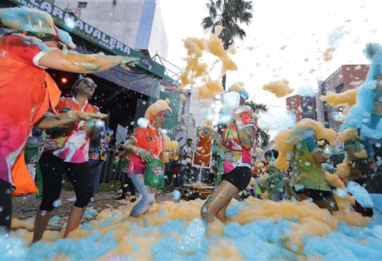 Baile con banda y espuma en las calles, otra atracción del Carnaval