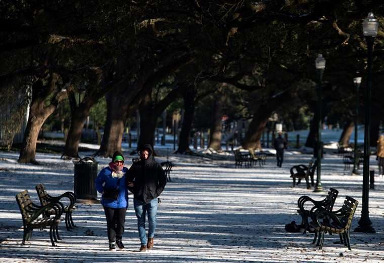 En Houston, Texas, una pareja camina en medio de la nieve/Foto: AFP