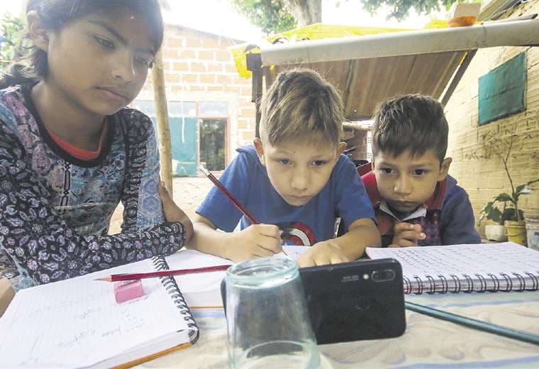 Niños comparten el celular para pasar clases 
