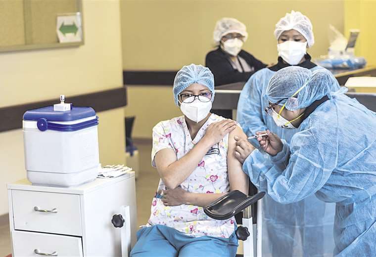 Vacunan a pacientes en la ciudad de La Paz. Foto ABI 