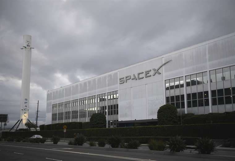 Un cohete Falcon 9 se exhibe afuera de la sede de SpaceX, en California | AFP