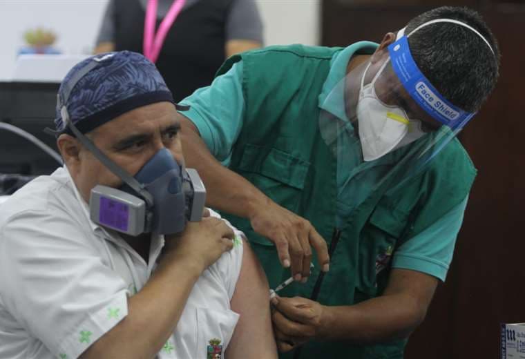 Vacunación contra el Covid-19 en el San Juan de Dios/Foto: Juan Carlos Torrejón