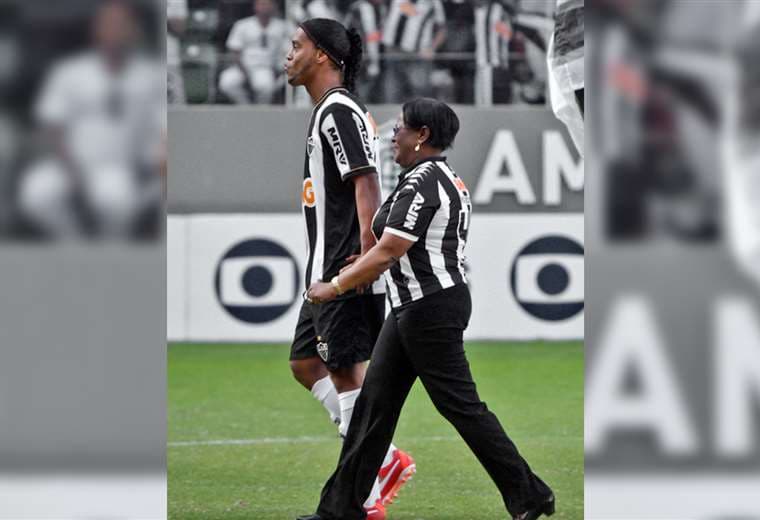 Ronaldinho y su madre, Miguelina. Foto: @Atletico 