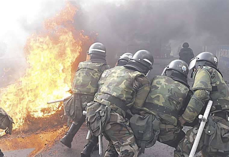 Militares en acción durante disturbios