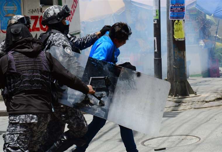 La Policía lleva un aprehendido en la gasificación en plaza Murillo (Foto: APG Noticias)