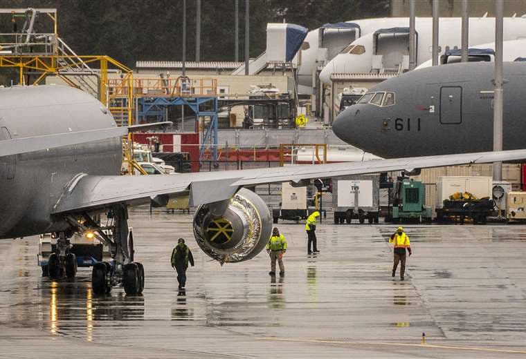 Técnicos revisan el motor afectado del 777. Foto AFP 
