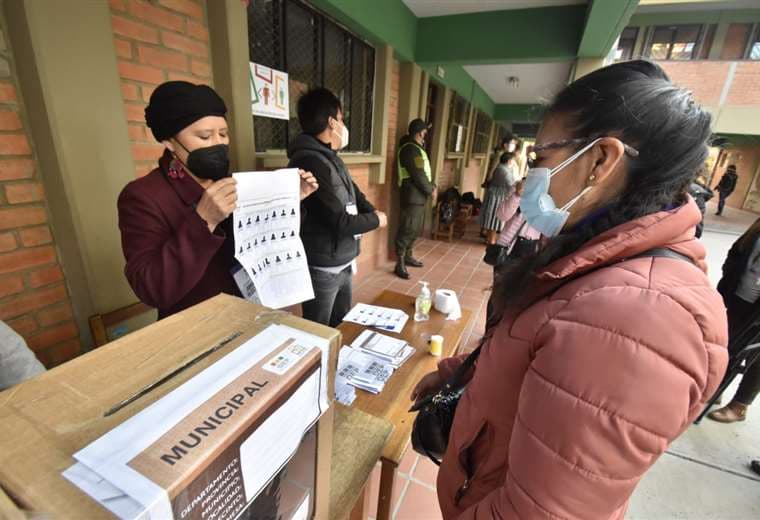 El TSE realiza el simulacro de votación para las elecciones subnacionales. Foto: APG
