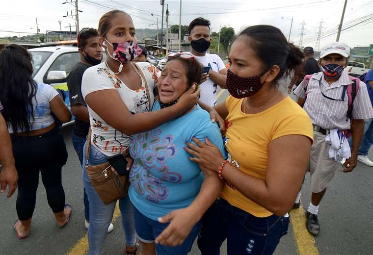 Familiares de reos aguardan noticias afuera de la cárcel. Foto AFP 