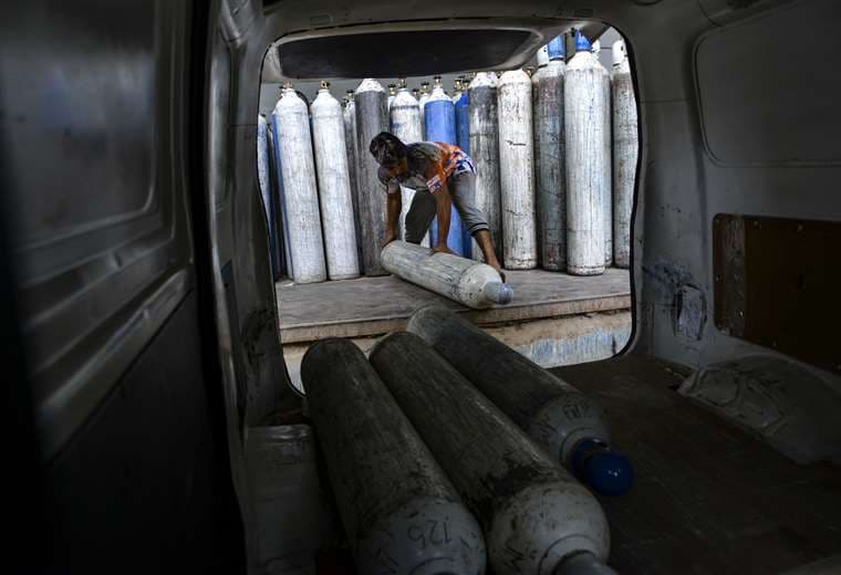 Botellones de oxígeno. Foto AFP 